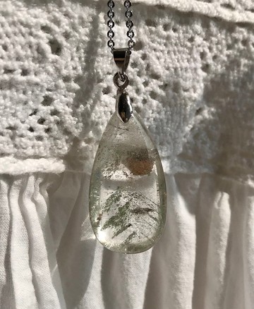 夕陽下的山 巴西千層綠幽靈山水晶吊咀 原石 水晶 擺設 phantom