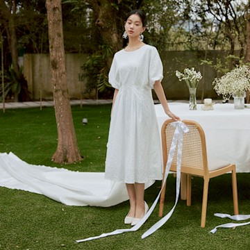 OB嚴選中大尺碼-氣質船領緹花刺繡腰打摺洋裝《DA10375》