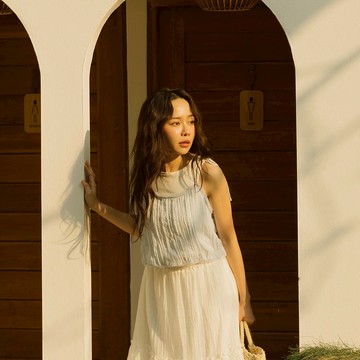 QUEENSHOP_ S 女裝 細褶紋理微透膚蕾絲綁帶背心 三色售 現+預 【01098848】