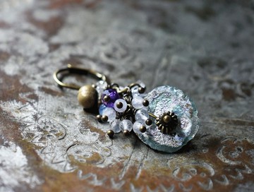 冰綠色銀化羅馬玻璃與飽滿的天然石珠、民族鈴鐺的單耳耳環