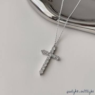 【SoLight鹽青】滿鑽十字架鎖骨項鍊 SL193｜輕奢飾品 祝福滿滿 福音禮品｜奢華與信仰於一身的精緻項鍊，對美好事物的追求與欣賞，吊墜的璀璨光芒與佩戴者的氣質互相輝映，成為真正的高級感與氣質