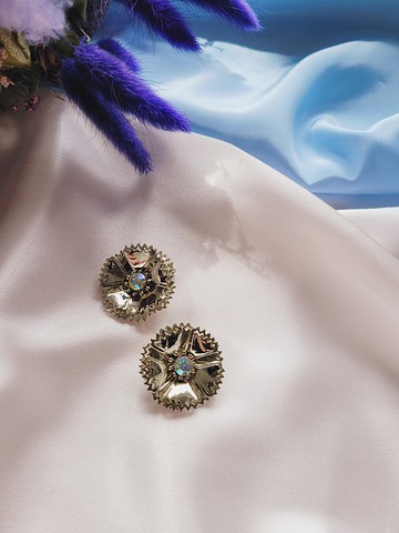 美國西洋古董飾品 / 淡金石竹花北極光水鑽夾式耳環 復古首飾