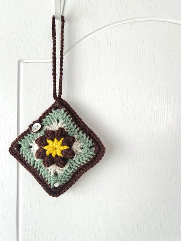 午夜的森林。編織花朵耳機包。黃拼綠拼咖啡色