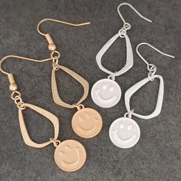 晃動著充滿童趣的笑臉吊飾，讓大家開懷大笑・為您打造獨一無二的閃耀亮點