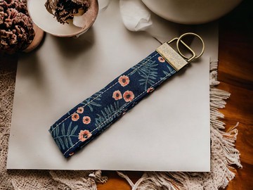 手作腕帶鑰匙圈。陌上花開