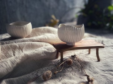 桌上的白陶糖霜 / 茶碗・點心碗・聖木鼠尾草薰香 燃燒甕 高腳碗