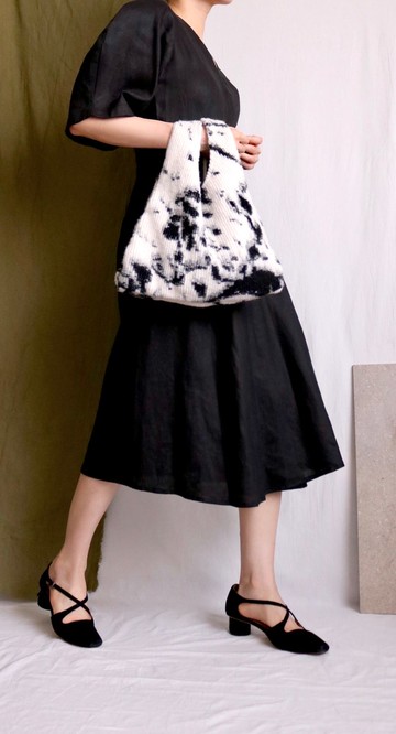 撞色毛茸茸黑白墨漬斑紋羊毛手拿包提袋