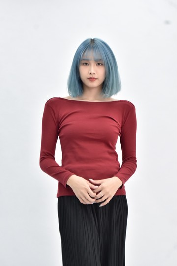(M)  合身紅色長袖上衣