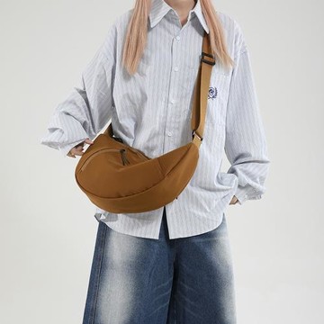 Acorn*橡果-日系街頭斜背包側肩包防潑水包餃子包購物包6936(棕色)