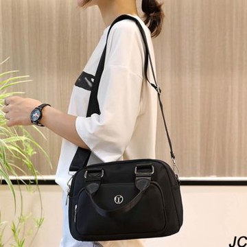 【JC Collection】高密度尼龍布防潑水大容量多口袋輕量實用側肩包斜背包(黑色)