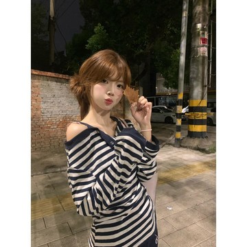 已售9642件💖黑色條紋露肩長袖t恤上衣~  正肩上衣   收腰上衣    設計感    顯瘦   打底衫   秋季