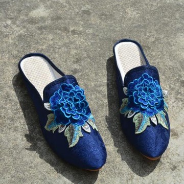 民族風綢緞刺繡立體花包頭拖復古尖頭淑女鞋淺口坡跟單鞋懶人拖鞋