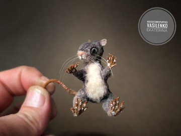 可愛小老鼠。鉤針編織的縮小模型。高 4 公分。