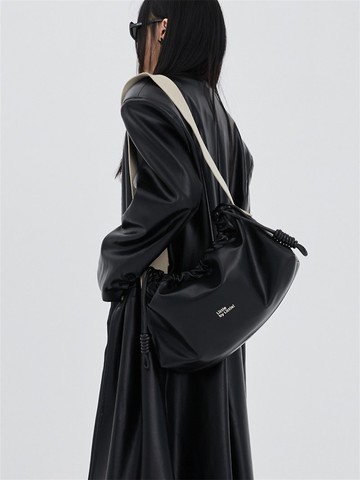 鴉黑色 Little by little 寬肩帶 抽繩軟軟方磚包 隨身肩背斜背包