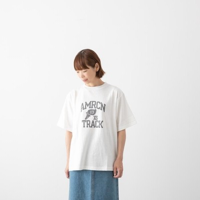 Americana アメリカーナ AMRCN TRACK カレッジ プリント Tシャツ