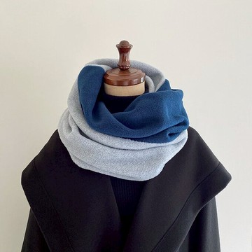 穿上它，您就會看起來很時尚 雙色圍脖灰海軍藍，由輕盈保暖的抓絨材料製成 男女通用 男女通用
