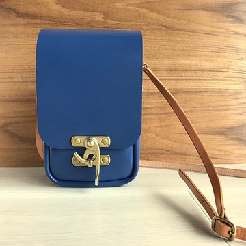 扭鎖五金皮革斜背包