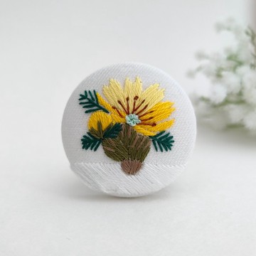 迎接春天的福壽草花卉刺繡胸針