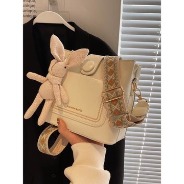 今年流行小包包女秋冬百搭2025新款寬帶單肩斜挎包爆款質感水桶包