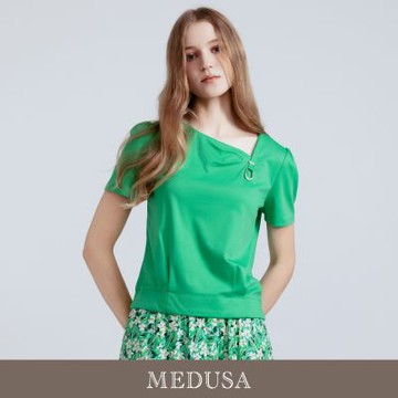 現貨【MEDUSA 曼度莎】綠意單肩飾釦上衣（M-XL）｜女短袖上衣 女短袖上衣 造型T恤