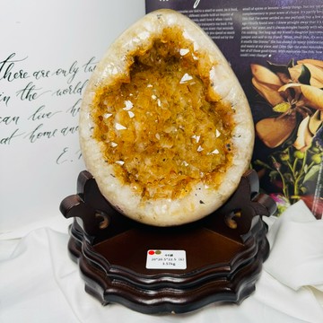 內有共生紅鈦晶🔥44號3.57kg療癒檸檬黃🫧🍋拋光皮黃水晶恐龍蛋晶洞 口寬洞深 水晶洞 黃水晶洞 黃水晶 A3586