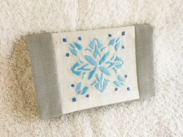 附絲質按壓鈕釦的曼陀羅刺繡迷你收納包