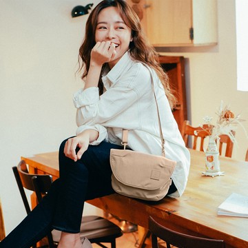 <季末福利>純色防潑尼龍小郵差包 ROSA 復古奶茶