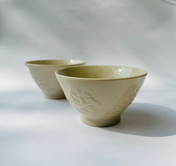 四季花開 五彩斑斕 陶瓷淺浮雕餐碗 台灣製造 (雪白款)