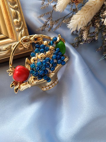 美國西洋古董飾品 / 藍色果凍葡萄串紅蘋果金色水果籃大型胸針
