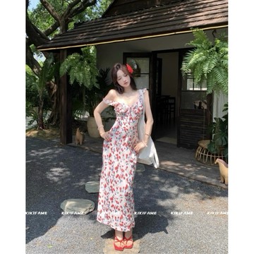 【𝐊𝐈𝐊𝐈𝐅𝐀𝐌𝐄】🍓𝒮𝓅𝓇𝒾𝓃𝑔.浪漫春日～✨草莓碎花V領飛飛袖長洋裝 荷葉邊洋裝 渡假洋裝 長裙 繫帶洋裝 碎花洋裝