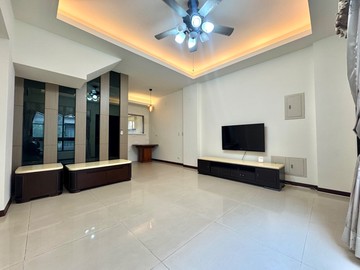 中信小胖✨北太平新光特區輕屋齡車庫雙車別墅｜台中市太平區新興二街