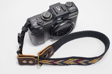 相机手腕带采用了本地风格