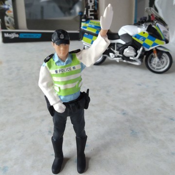 樹脂膠人偶香港交通警察10cm高比例1:18紙盒裝高舉手靜態模型擺件