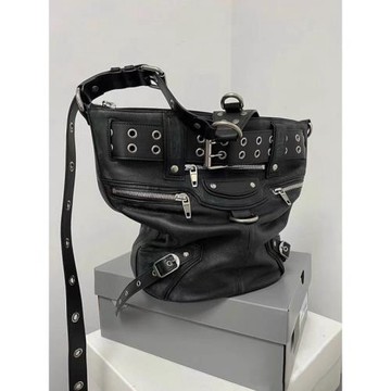 霸王天下08重工暗黑復古鉚釘機車包女2023新款潮高級感斜挎水桶包