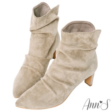 Ann’S香榭時尚-防水絨布自然抓皺V口扁跟襪靴-杏
