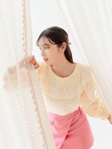 蕾絲雕花浪漫領片車線拋袖上衣