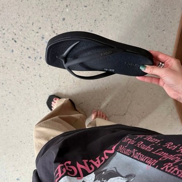 【Sharkhead】現貨 Crocs Miami 拖鞋 邁阿密 厚底 方頭 夾腳拖 防水 黑 214161-001