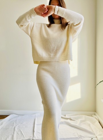 女士兩件套針織套裝。配套的裙子和毛衣套裝。針織套裝。