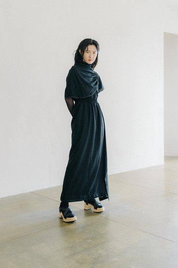 墜片領圍不對稱洋裝