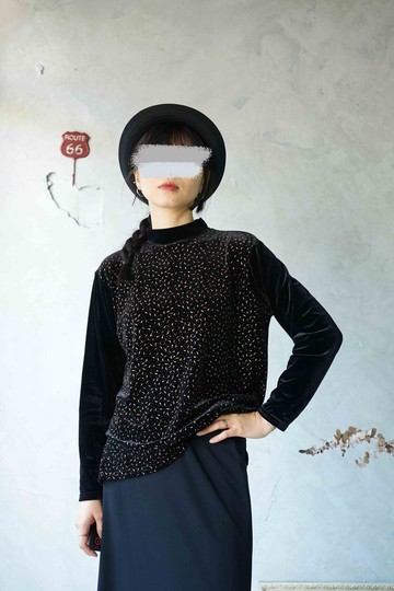 尋寶古著-低調黑絨面印花半高領上衣