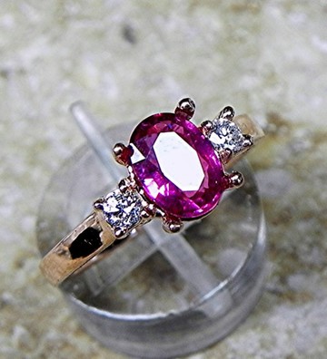 14K 玫瑰金戒指，鑲嵌 8x6mm AAA 級粉色碧璽與 0.14 克拉鑽石。產品代碼 T86 1759 M