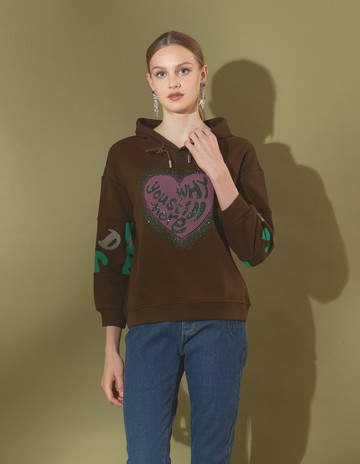 ★【喜芝梅】綠野心聲 心形亮飾寬鬆套頭連帽休閒上衣(咖啡色；M-XL) 224130124