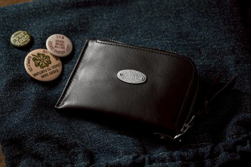 【METALIZE】經典銅牌皮革拉鍊零錢包-黑銀版