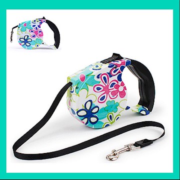 摩達客 輕巧印花紋系列寵物自動伸縮牽繩(藍粉花紋 /5米長 /15KG以下適用)