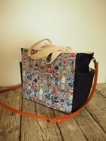 原創手工縫製托特側肩包帆布包 粉藍愛麗絲夢遊仙境圖案