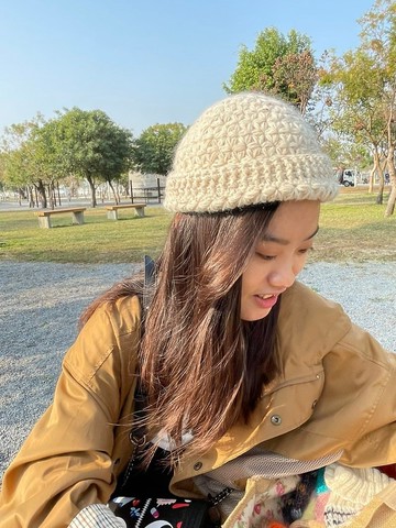 迎春花兒毛線帽。女生毛線帽。日本線材。顏色是米色中帶咖啡點