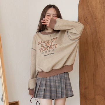 OB嚴選 美式配色英文繡花寬鬆大學T 《AB20915》