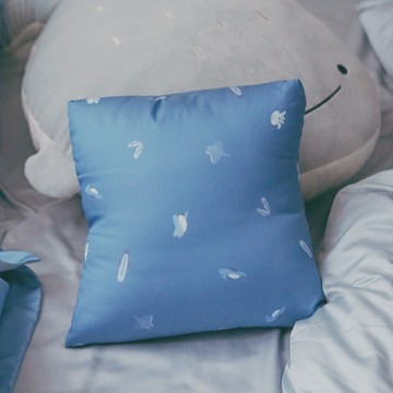 棉床本舖  海之樂園 小抱枕 插畫家聯名款▮小島研究站▮ 100%天絲 台灣製 天絲抱枕 禮物首選 小方抱