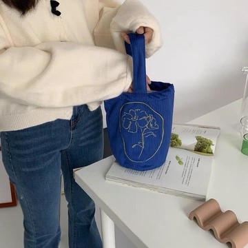 🌟臺灣出貨🌟新款 克萊因藍刺繡ins手提水杯保溫杯包外出燈芯絨布袋水桶包女  飲料提袋 飲料袋 冰霸杯提袋 杯袋