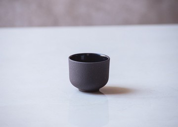 EMMA 黑砂手工杯 完美呈現單份濃縮咖啡或清酒的風味。